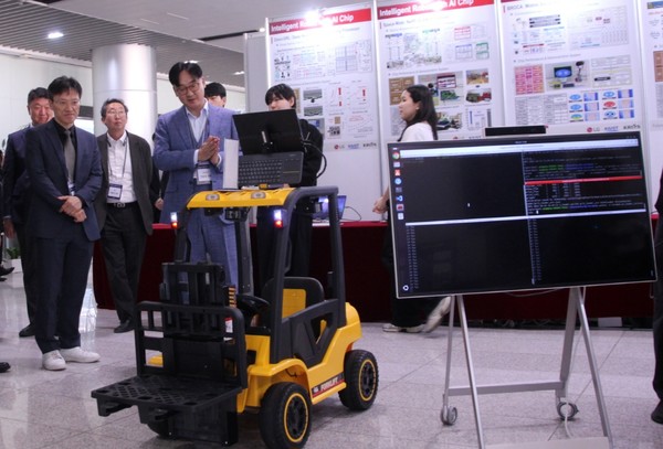 ▲LG전자의 P5G 통신 기술을 활용해 스마트팩토리에서 활용하는 무인 지게차 로봇 제어 시연이 진행되고 있다.