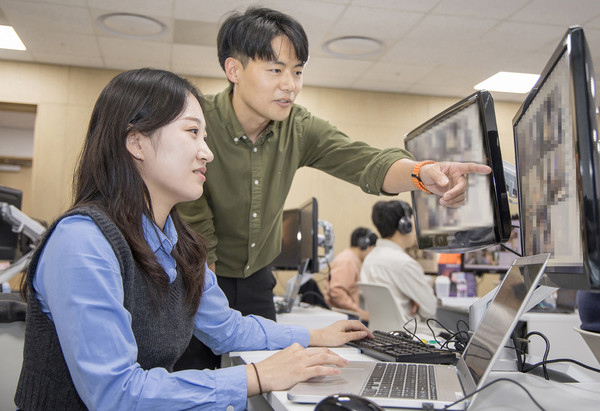 ▲삼성전자 인재개발원에서 삼성전자 감독관이 삼성직무적성검사 응시자를 대상으로 예비 소집을 진행하고 있다.