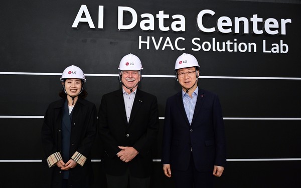 ▲(왼쪽부터) 남재인 SK엔무브 Green성장본부장, 피터 폴린 GRC 대표, 이재성 LG전자 ES사업본부장이 LG전자 칠러사업장 내 구축된 AI 데이터센터 전용 테스트베드에서 기념 촬영을 하고 있다.