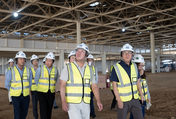 ▲정의선 회장(가운데), 호세 무뇨스 사장(왼쪽에서 첫번째)이 박원균 HMMME 법인장(오른쪽에서 첫번째)에게 사우디 신공장 건설 진행 현황을 들으며 공장을 둘러보고 있다.