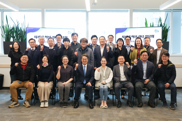 ▲현지시간 27일 오전 미국 보스턴 CIC(Cambridge Innovation Center)에서 열린 차세대 혁신 리더 간담회에서 김동연 경기도지사가 참석자들과 기념촬영을 하고 있다.