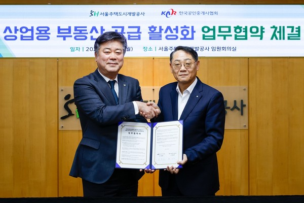 ▲왼쪽부터 김종호 한국공인중개사협회장과 황상하 SH 사장