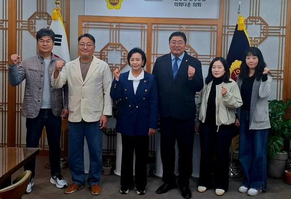 ▲정윤경 경기도의회 부의장(왼쪽 세번째)이 27일 도박없는학교 관계자와 도의회 부의장실에서 간담회 후 기념촬영하고 있는 모습