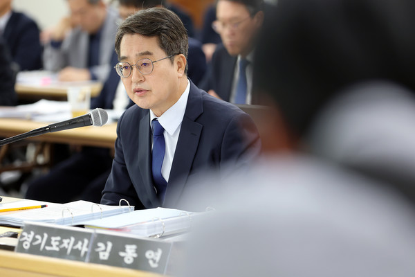 ▲21일 오전 경기도청 4층 율곡홀에서 열린 2025 행정안전위원회 국정감사에서 김동연 경기도지사가 답변을 하고 있다
