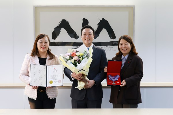 ▲(왼쪽부터) 황지예 AIA생명 마케팅본부장, 촹 네이슨 마이클 AIA생명 대표, 정민주 서울사랑의열매 사회공헌팀장