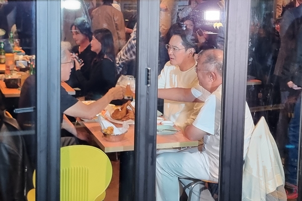 ▲(왼쪽부터)젠슨 황 엔비디아 최고경영자와 이재용 삼성전자 회장, 정의선 현대차그룹 회장