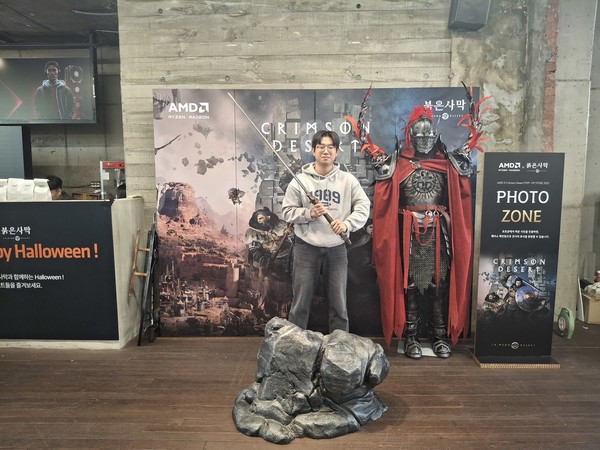 ▲1층 포토존에서 기자가 포즈를 취하고 있다