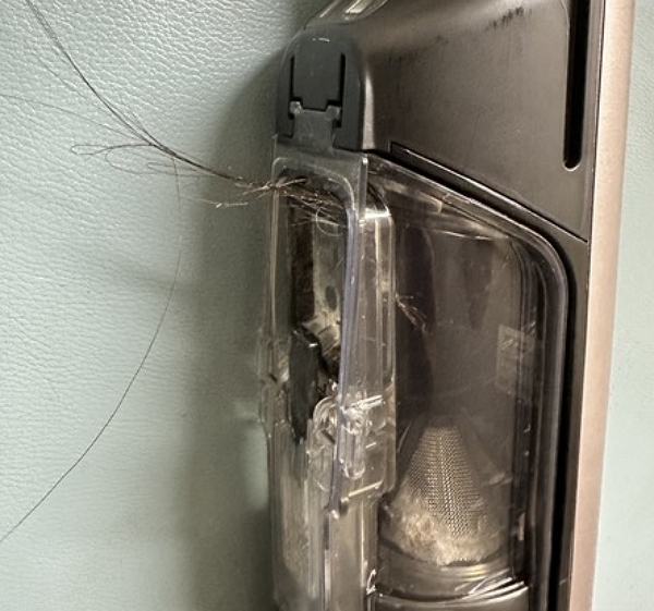 ▲샤크닌자 무선 청소기 흡입구에서 먼지가 밖으로 일부 새어나오는 현상