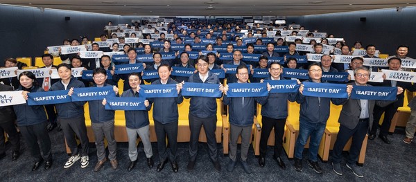 ▲ 조원태 한진그룹 회장(왼쪽에서 여섯번째), 우기홍 대한항공 부회장(왼쪽에서 다섯번째), 유종석 대한항공 안전보건 총괄 겸 오퍼레이션 부문 부사장(왼쪽에서 네번째) 등 참석 임직원들이 기념촬영을 하고있다.