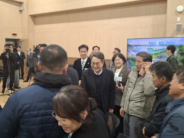 ▲고촌읍 주민들과 현장 관계자와 악수를 나누는 김동연 경기도지사