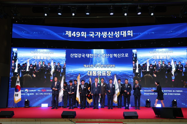 ▲정종표 DB손해보험 대표(가운데)