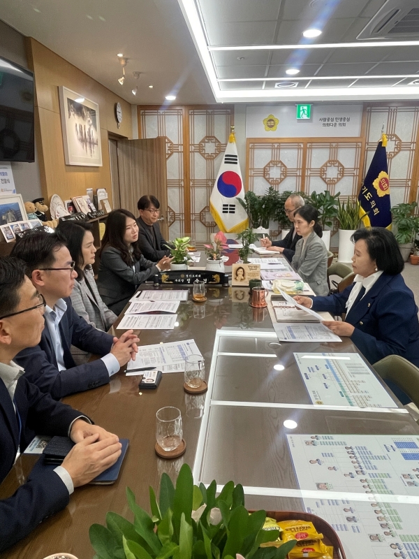 정윤경 경기도의회 부의장(오른쪽)