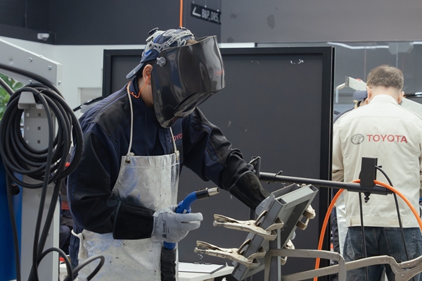 ▲2025 토요타 스킬 콘테스트에서 한 참가자가 판금 부문 경연을 펼치고 있다