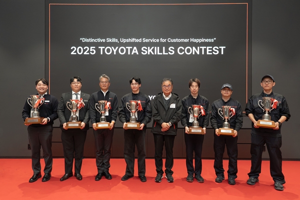▲(왼쪽부터 다섯 번째) 콘야마 마나부 토요타코리아 사장이 2025 토요타 스킬 콘테스트 부문별 1위 수상자와 함께 기념 촬영을 하고 있다