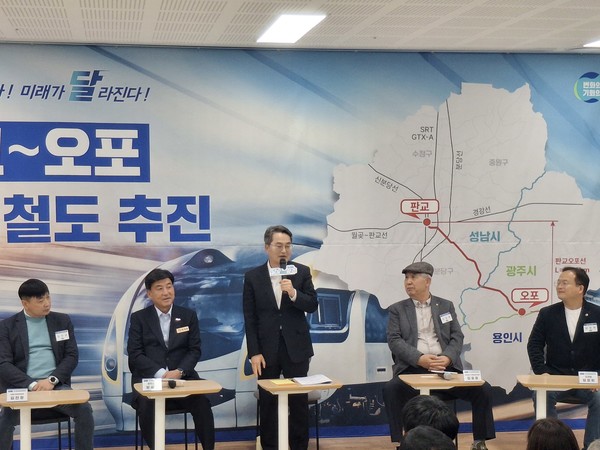 ▲(왼쪽부터) 김찬광 능평3리장, 방세환 광주시장, 김동연 경기도지사, 김웅중 신현·능평 지역발전 추진위원회장, 임창휘 경기도의원