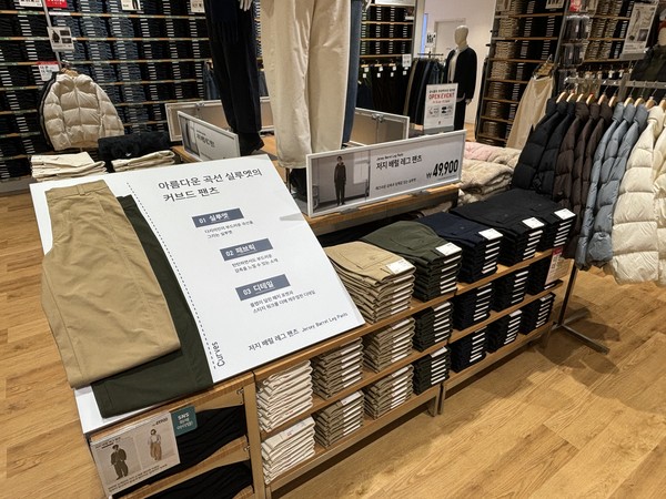 ▲매장 초입에 SNS서 관심을 받았던 ‘저지 배럴 레그 팬츠’가 배치돼있다.