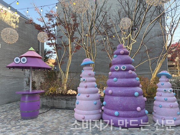 ▲몬스터 눈알 장식 파라솔이 세워진 시몬스 테라스 중정