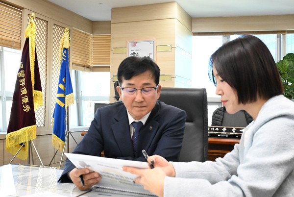 ▲송춘수 농협손해보험 대표(왼쪽)는 11일 본사에서 NH올원더풀 백년동행 간병보험에 가입했다.