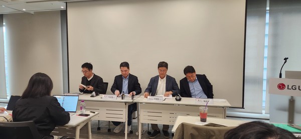 왼쪽부터 이진혁 익시오개발테스크장(상무), 이상엽 LG유플러스 CTO(전무), 이재원 LG유플러스 컨슈머부문 부사장, 최윤호 LG유플러스 AI그룹추진장