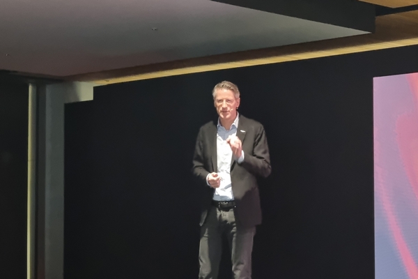 ▲틸 바텐베르크 제네시스 커뮤니케이션실 상무가 지난 13일 제네시스 수지에서 열린 미디어 프리뷰에서 ‘GV60 마그마'에 대해 설명하고 있다 