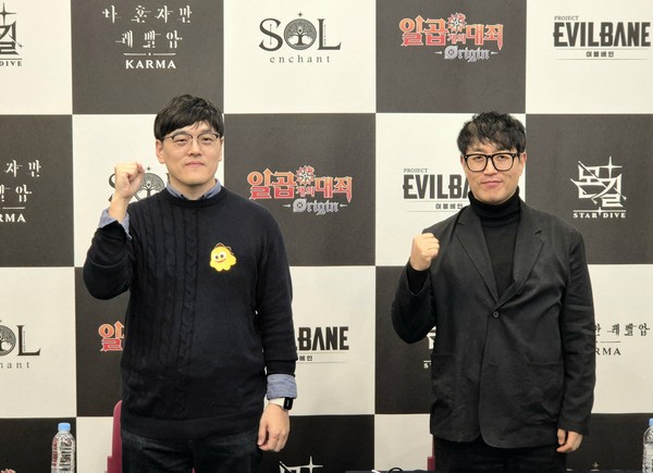 ▲(왼쪽부터) 최동수 넷마블몬스터 기획팀장, 이정호 넷마블 사업본부장(출처 게임기자단)