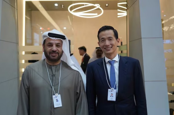 ▲김동관 한화그룹 부회장(오른쪽)이 지난 2월 17일 UAE에서 열린 방위산업 전시회 'IDEX 2025에서' 파이살 알 반나이 EDGE 그룹 CEO와 업무 미팅을 진행한 후 기념촬영하는 모습. (사진은 기사 내용과 무관)