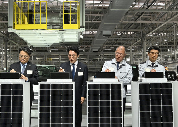 왼쪽부터 문신학 산업통상부 1차관, 김민석 국무총리, 정의선 현대자동차그룹 회장, 송호성 기아 사장