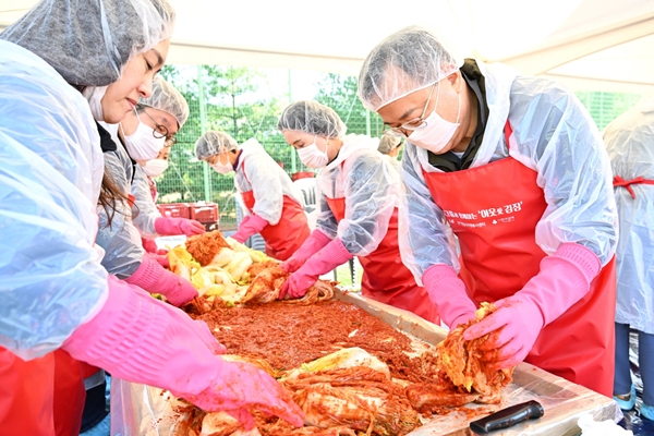 ▲(오른쪽 첫 번째)명노현 LS 부회장이 지난 15일 LS미래원에서 열린 김장 나눔 행사에 참여해 LS 임직원 및 안성시 자원봉사자들과 함께 김치를 담그고 있다