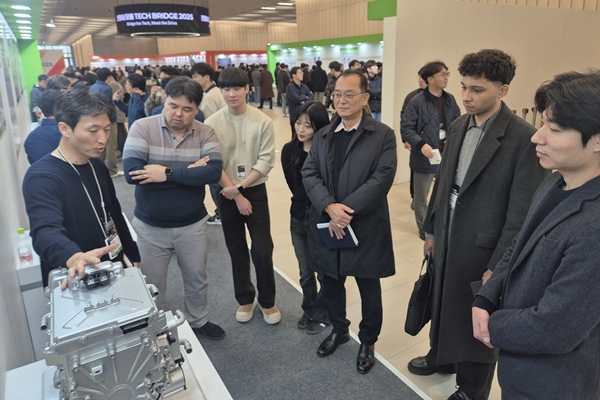 ▲경기도 의왕 현대모비스 기술연구소에서 지난 18일 열린  ‘테크 브릿지 2025’에서 50개 전동화·모듈 신기술 전시 현장과 첨단 기술을 체험하는 관람객들의 모습