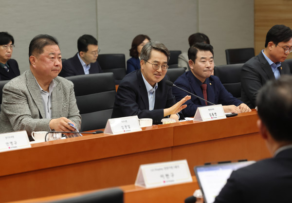 ▲ 김동연 경기도지사(가운데)