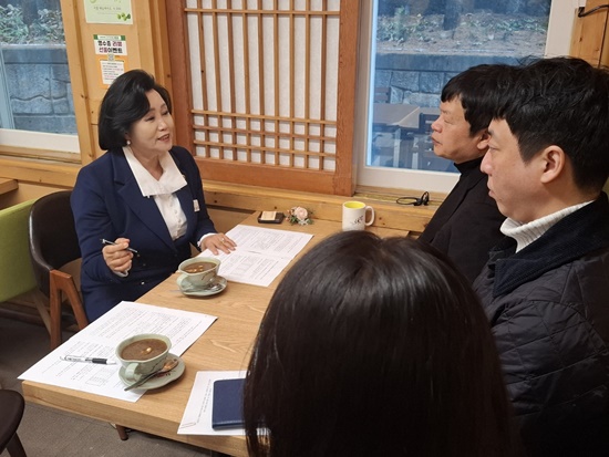 ▲정윤경 경기도의회 부의장(왼쪽)