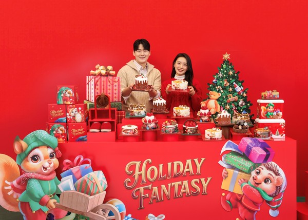 ▲SPC 배스킨라빈스가 ‘홀리데이 판타지’ 콘셉트로 선보인 2025 크리스마스 케이크 대표 제품 ‘초코 스모어 판타지(왼쪽)’와 ‘골든 브륄레 판타지(오른쪽)’