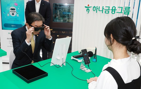 ▲이억원 금융위원장이 26일 오전 서울 양재 aT센터에서 개최한 제7회 코리아 핀테크 위크 2025 개막식에 참석해 환영사 후 참석기관의 부스를 방문해 최신 핀테크 기술과 서비스를 체험하고 관계자들을 격려했다.