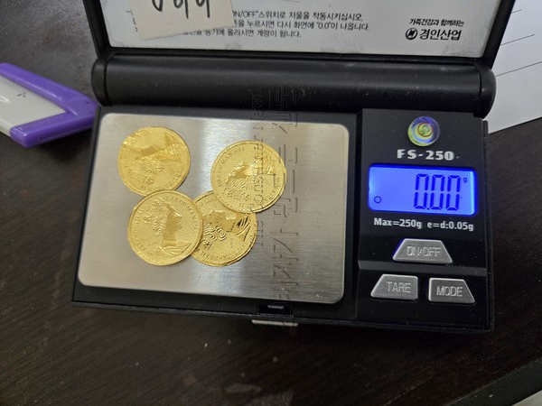 ▲노 씨가 사은품으로 받은 골드코인의 무게를 달아봤으나 0g으로 측정됐다.