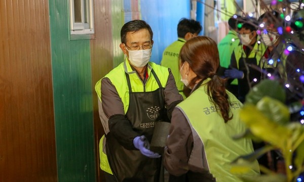 ▲대전 중앙연구소 연탄봉사 활동.