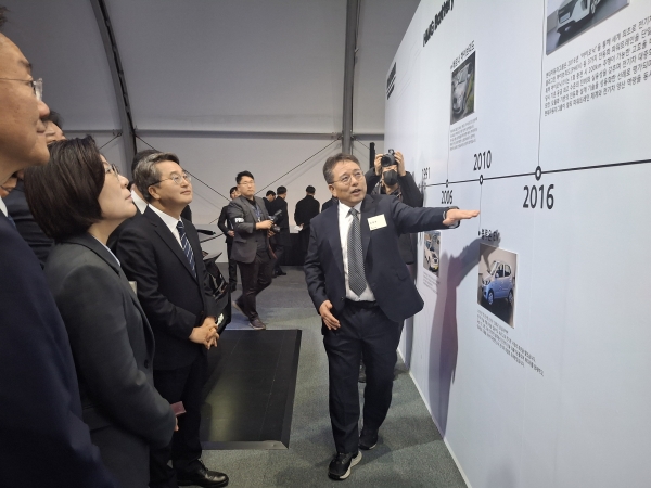 ▲김동연 경기도지사(왼쪽 세번째)가 최제훈 현대차그룹 배터리 센터장의 설명을 들으며 전시장을 둘러 보고 있다
