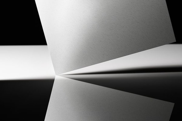 ▲동국씨엠 ‘솔라셀 컬러강판’ 제품사진. 컬러강판이 표면에 반사되는 모습을 연출했다