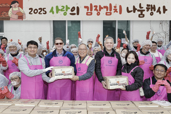 ▲헥터 비자레알 한마음재단 대표 겸 GM 한국사업장 사장(왼쪽 네 번째)이 2025 사랑의 김장김치 나눔 행사에 참가해 기념촬영하고 있다 