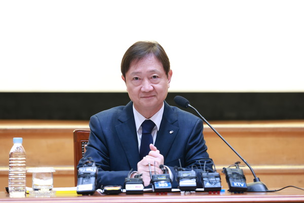 ▲이찬진 금감원장이 1일 오전 금감원 2층 대강당 기자간담회에서 기자의 질문에 답변하고 있다