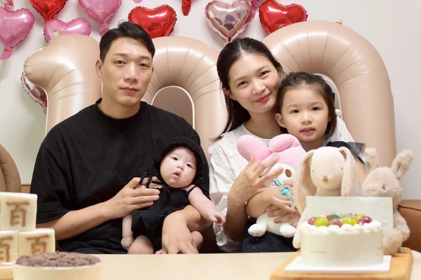 ▲7월 육아동행지원금을 받은 정호진 한화갤러리아 과장(왼쪽) 가족