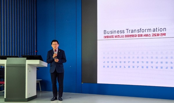 ▲김기태 보람상조 대표가 2025 추계 서비스마케팅학회에서 상조서비스 관련 주제 발표를 하고 있다