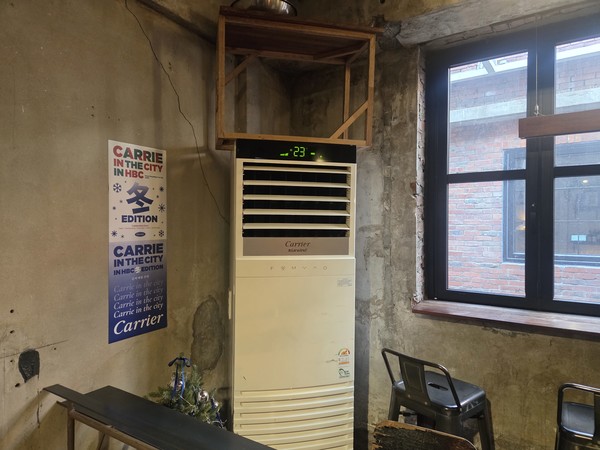 ▲‘캐리인더시티’ 참여 매장 내에 캠페인 홍보 포스터와 캐리어 에어컨이 놓여 있다.