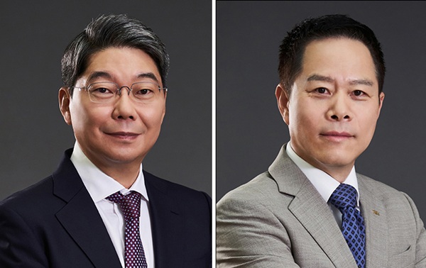 ▲최성원 대표이사 회장(왼쪽), 박상영 대표이사 경영총괄 사장