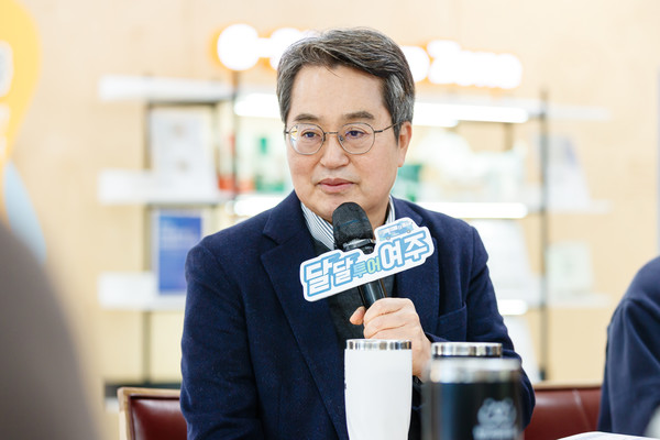 ▲4일 오후 김동연 경기도지사가 반려마루 여주에 방문하여  관계자들과 간담회를 진행하고 있다.