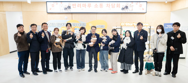 ▲4일 오후 김동연 경기도지사가 반려마루 여주에 방문하여 관계자들과 간담회를 마치고 기념촬영을 하고 있다.