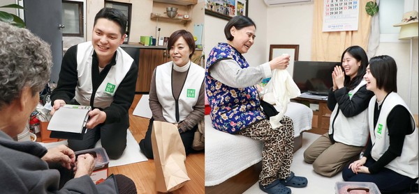 ▲‘더 하트 오브 라이프웨어' 캠페인의 일환으로 독거노인 가구에 방문해 히트텍과 김장 김치를 전달하는 유니클로 임직원들.