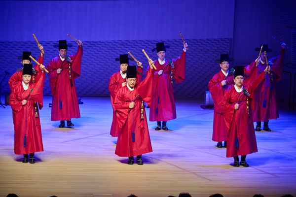 ▲크라운해태제과 임직원 국악동아리 ‘팔풍의 몸짓팀’이 종묘제례일무 ‘전폐희문’을 공연하고 있다