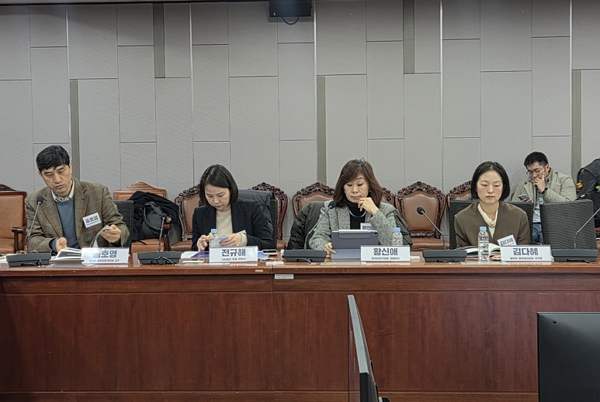 ▲(사진 왼쪽부터) 송호영 한양대 법학전문대학원 교수, 전규해 변호사, 황신애 한국모금가협회 상임이사, 김다혜 법무부 법무심의관실 서기관이 토론을 진행하고 있다.