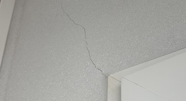 ▲다용도실과 발코니 등 벽면에 발생한 크랙