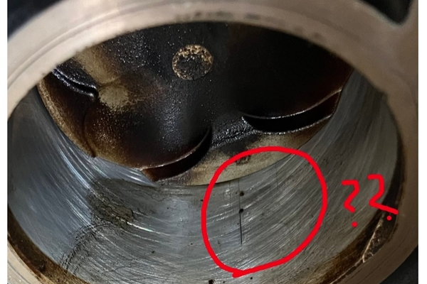 ▲혼다 CBR600RR 엔진 오일 감소 문제로 피스톤 부품에 엔진오일이 번진 모습